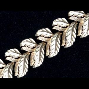 VINTAGE enamel floral leaf bracelet. Gold & White colour